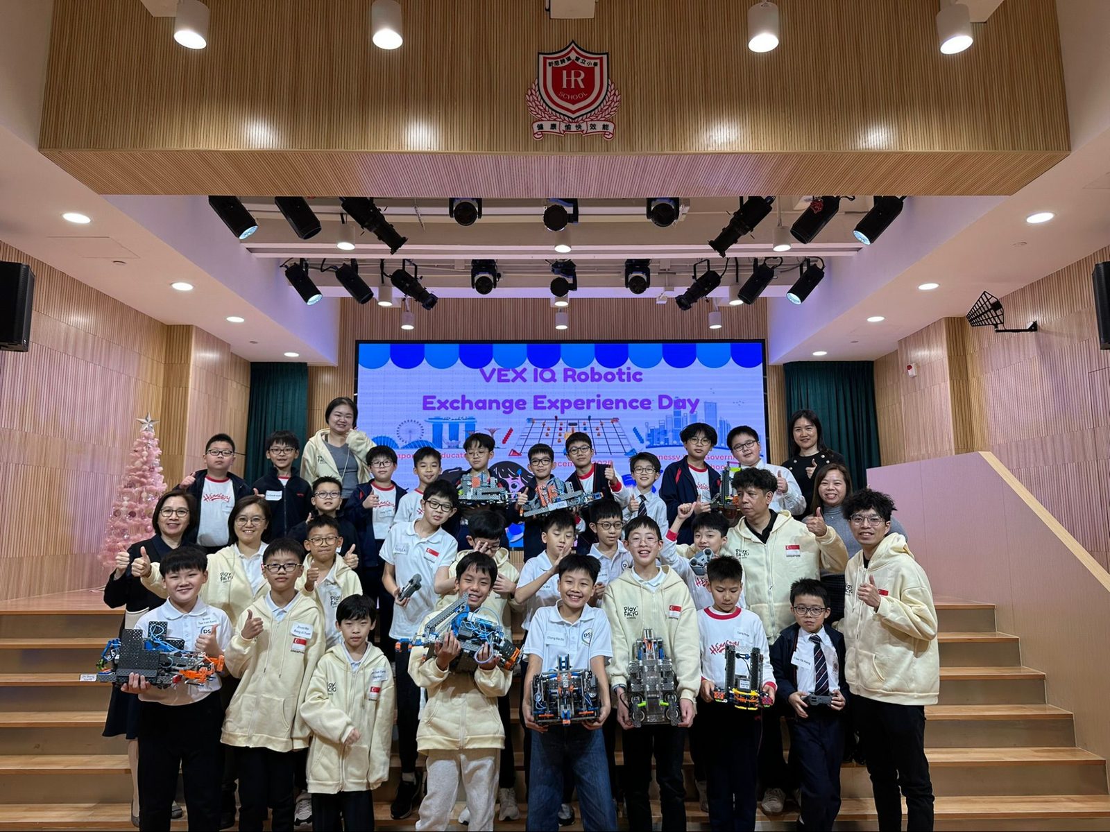 外國隊伍與Hong KongSchool進行Robot及 STEAM 交流